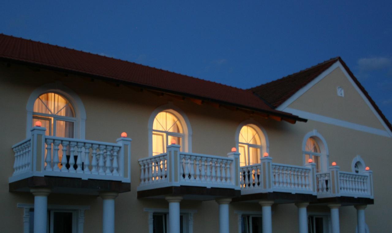 Hotel Am Donaubogen Sarching Exterior foto